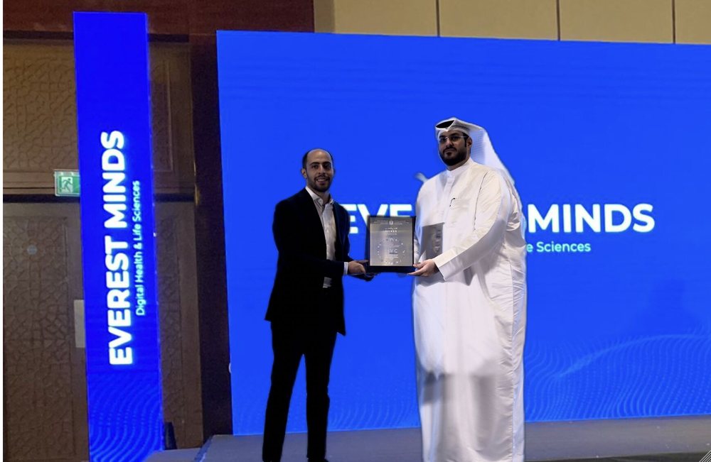 Everest Minds receiving recognition on stage at the Middle East Veterinary Conference in Dubai